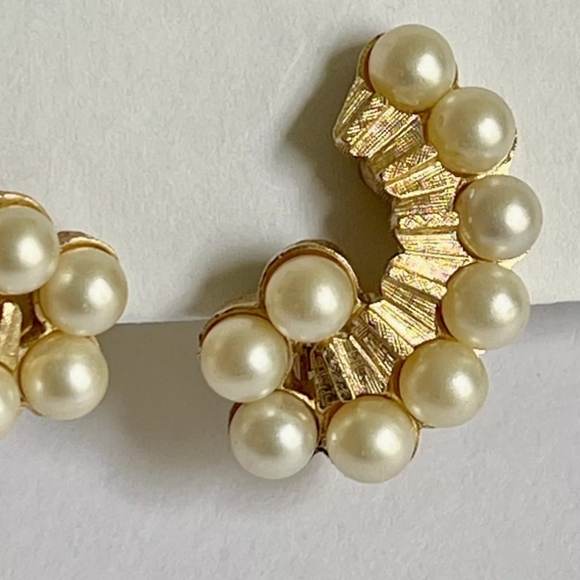 Vtg. KRAMER of NY Pearl Gold Tone Clip-on Earrings - Picture 2 of 6